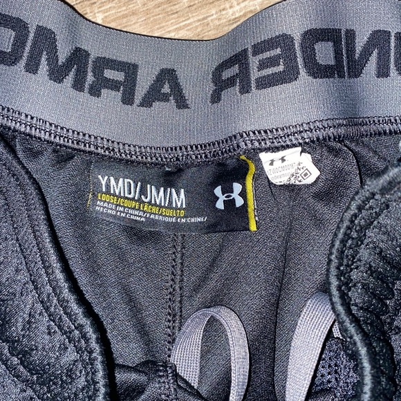 Boys YM black under armor loose shorts - Picture 2 of 3